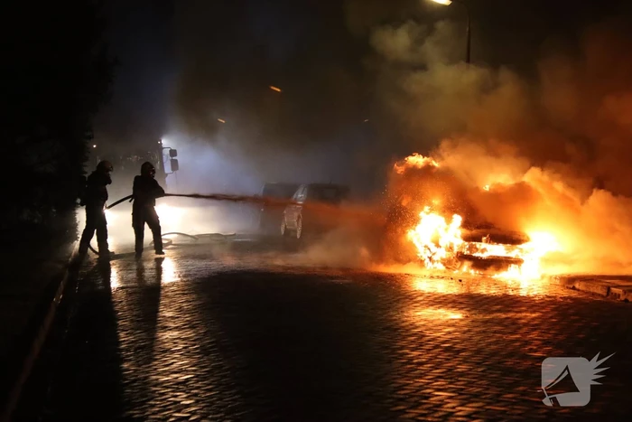 Geparkeerd auto verwoest door brand