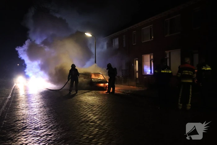 Geparkeerd auto verwoest door brand