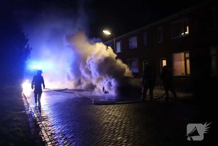 Geparkeerd auto verwoest door brand