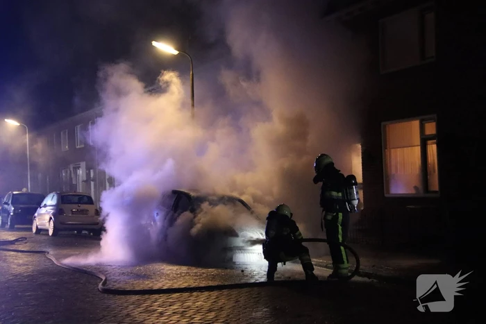 Geparkeerd auto verwoest door brand