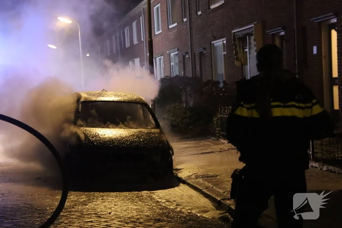 Geparkeerd auto verwoest door brand