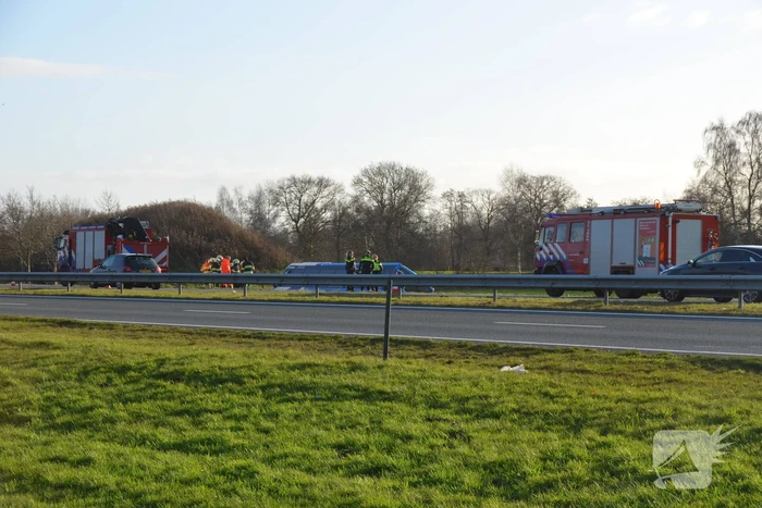 Lijnbus raakt van weg en belandt in sloot