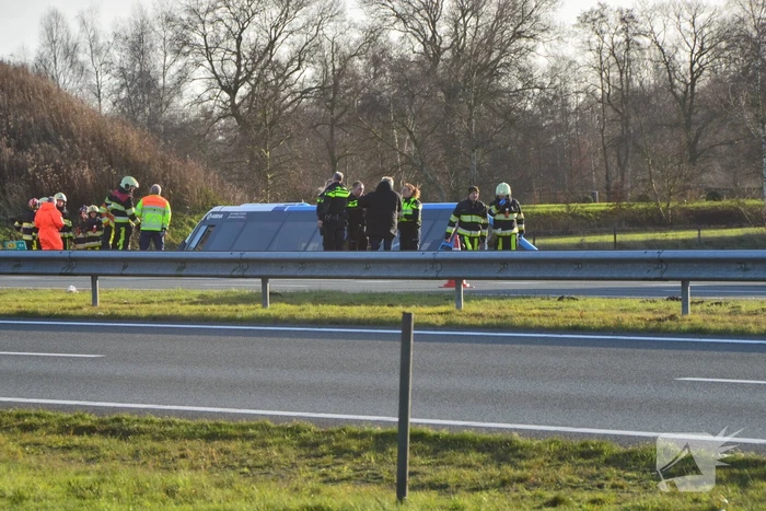 Lijnbus raakt van weg en belandt in sloot