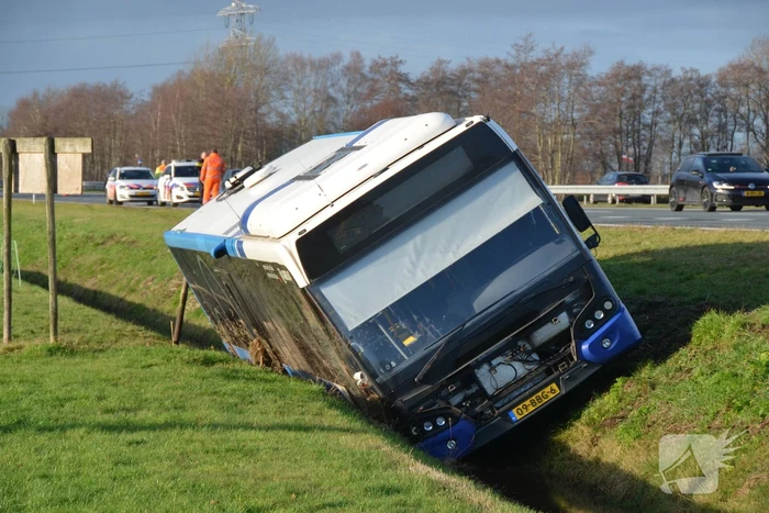 Lijnbus raakt van weg en belandt in sloot