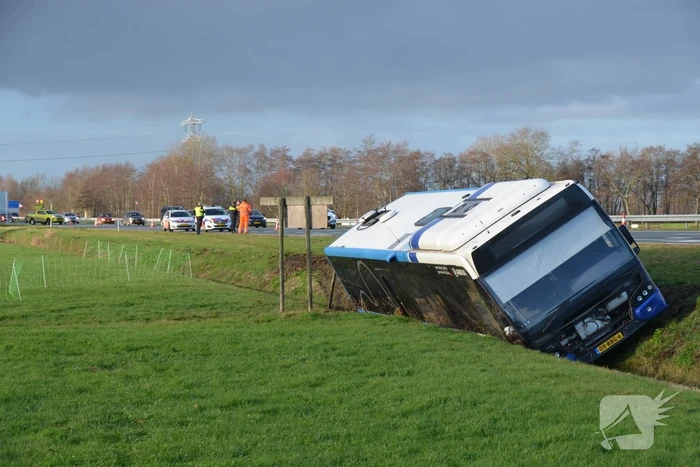 Lijnbus raakt van weg en belandt in sloot