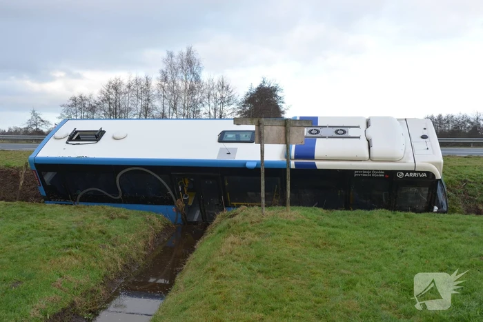 Lijnbus raakt van weg en belandt in sloot