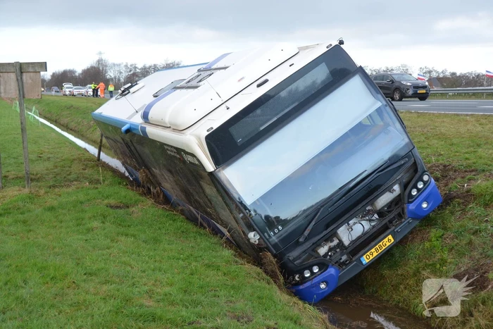 Lijnbus raakt van weg en belandt in sloot