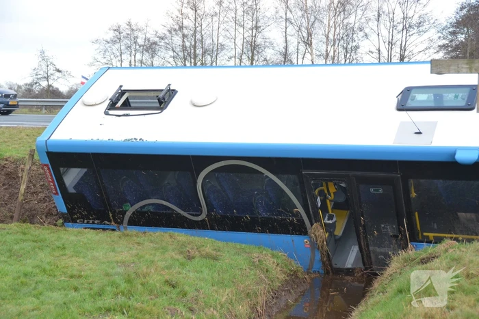 Lijnbus raakt van weg en belandt in sloot