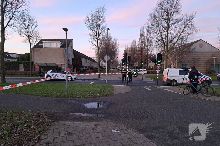 Politie onderzoekt verdacht pakket bij bushalte