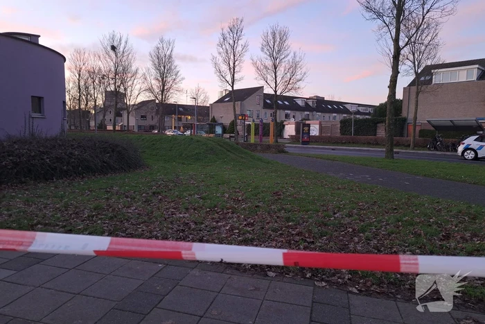 Politie onderzoekt verdacht pakket bij bushalte