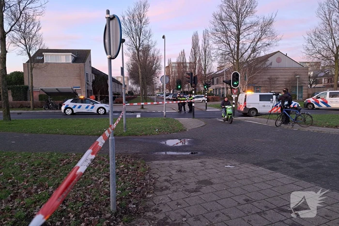Politie onderzoekt verdacht pakket bij bushalte