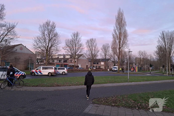 Politie onderzoekt verdacht pakket bij bushalte