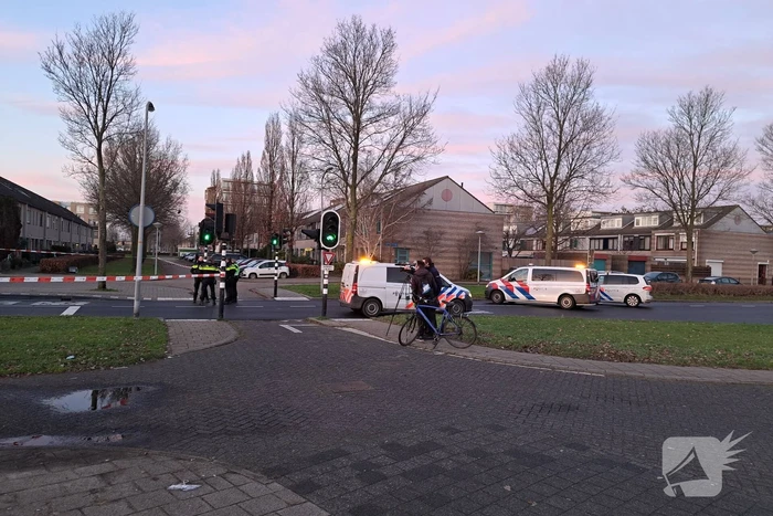 Politie onderzoekt verdacht pakket bij bushalte