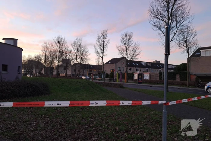 Politie onderzoekt verdacht pakket bij bushalte