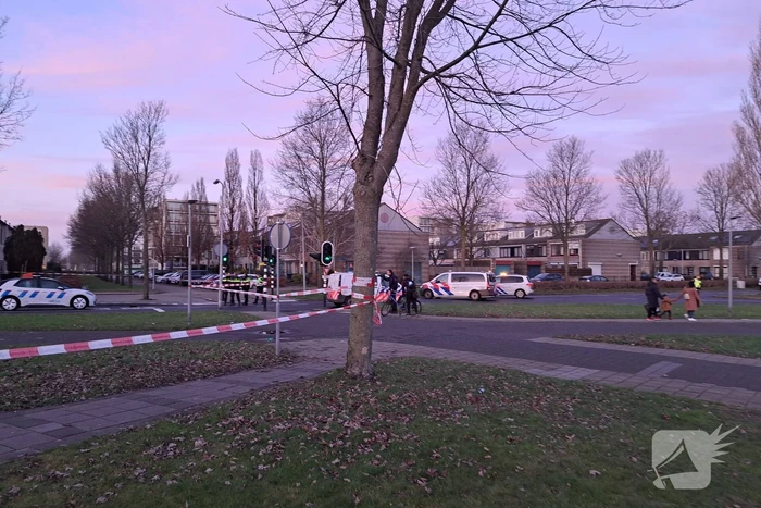 Politie onderzoekt verdacht pakket bij bushalte