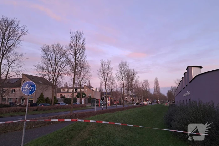 Politie onderzoekt verdacht pakket bij bushalte