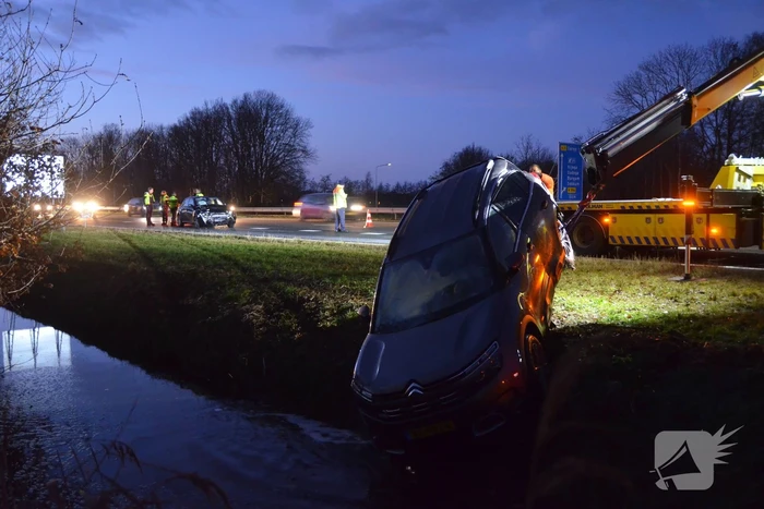 Auto belandt in sloot bij aanrijding in file