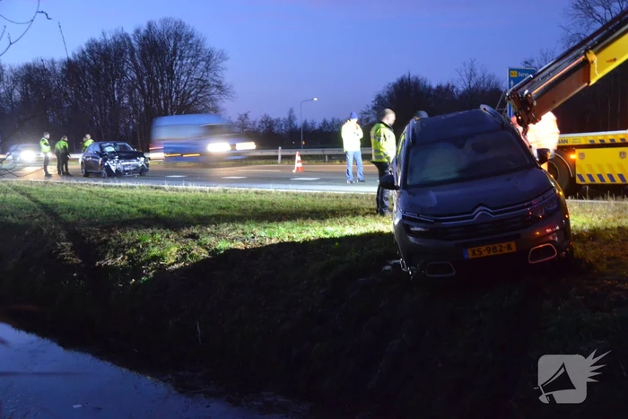 Auto belandt in sloot bij aanrijding in file