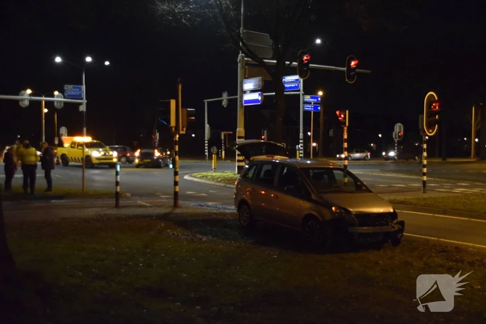 Auto's botsen op elkaar bij kruising