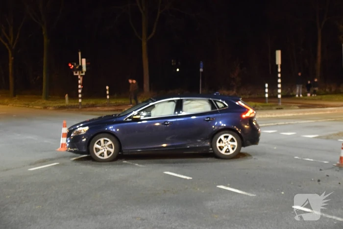 Auto's botsen op elkaar bij kruising