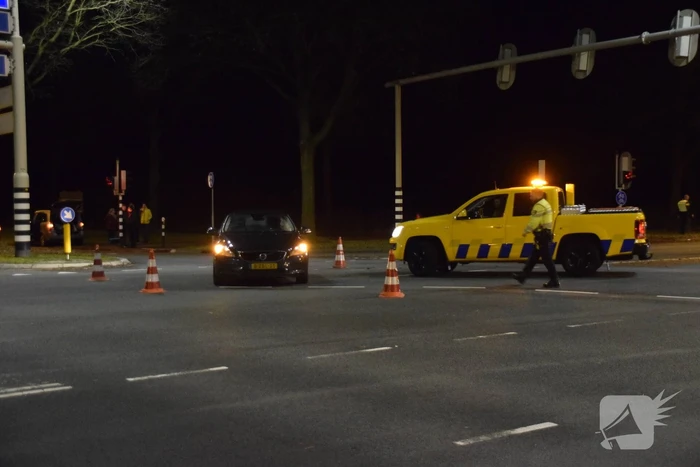 Auto's botsen op elkaar bij kruising