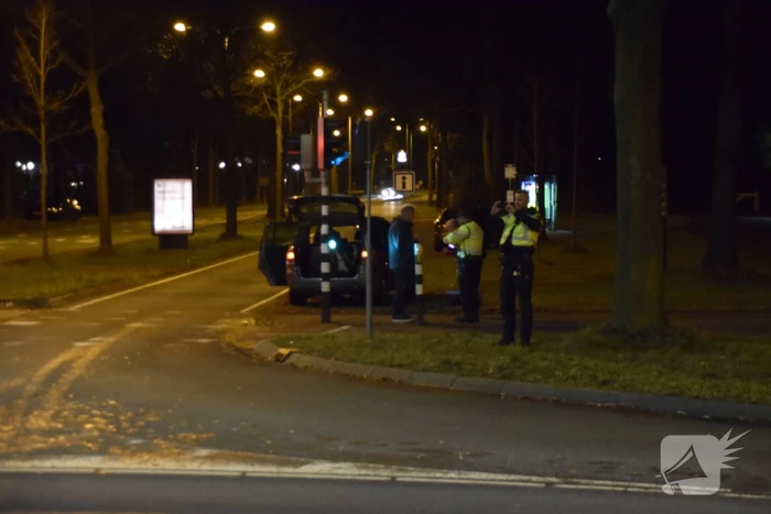 Auto's botsen op elkaar bij kruising