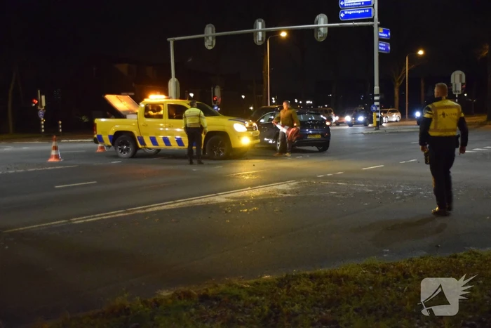 Auto's botsen op elkaar bij kruising
