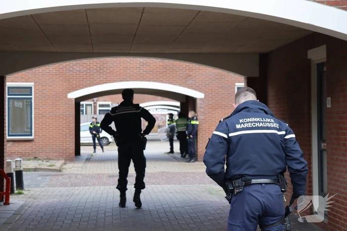 Arrestatieteam ingezet en straat afgesloten voor vrouw met verward gedrag