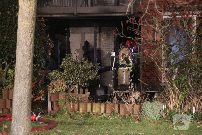 Grote brand verwoest twee woningen