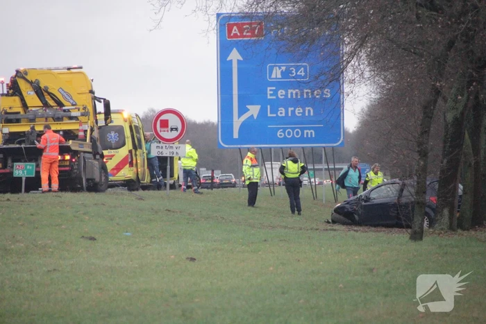 Auto raakt van de snelweg af en knalt tegen boom
