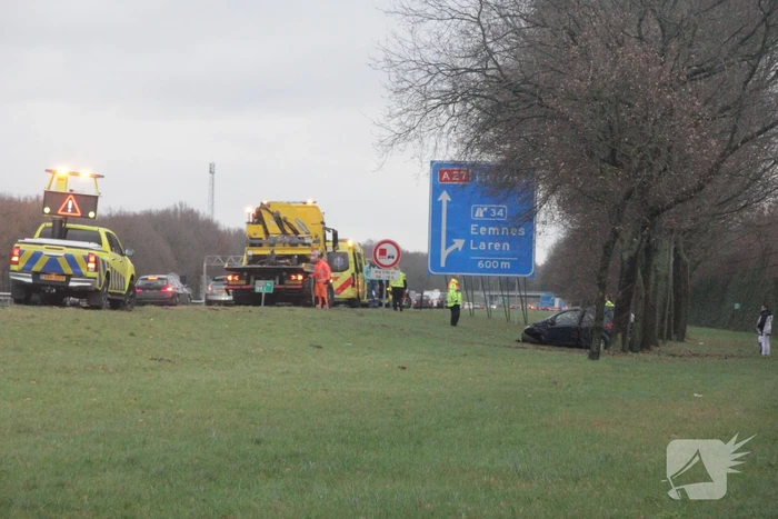 Auto raakt van de snelweg af en knalt tegen boom
