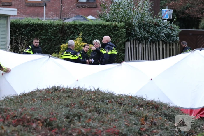Overleden persoon aangetroffen na melding van overval, persoon aangehouden