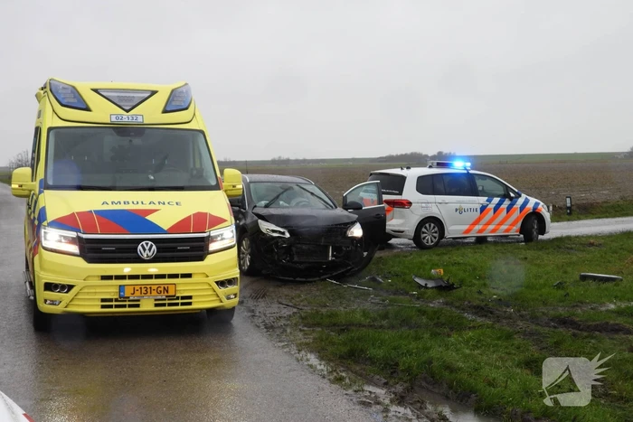 Flinke schade en voertuig te water na aanrijding