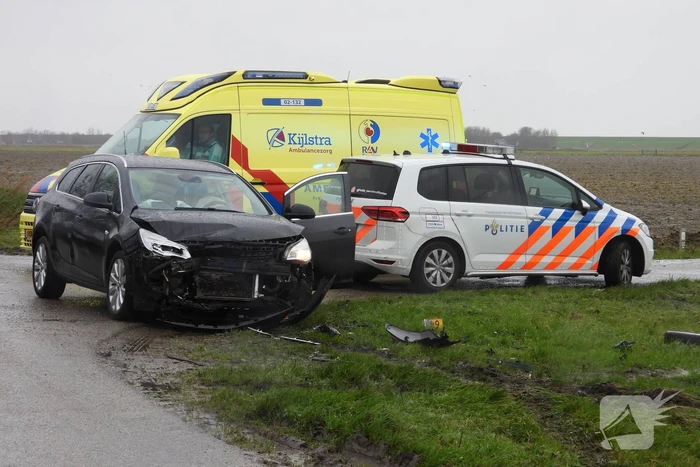 Flinke schade en voertuig te water na aanrijding
