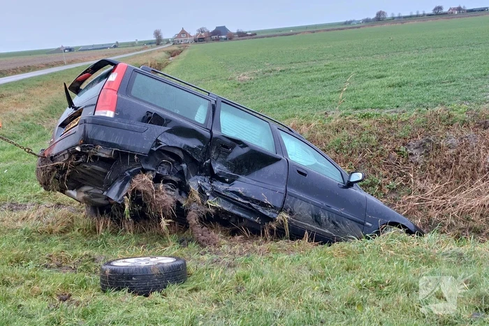 Flinke schade en voertuig te water na aanrijding