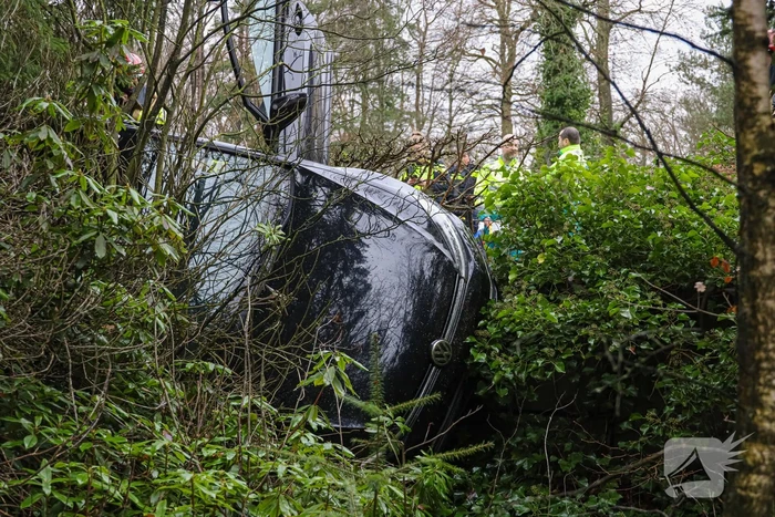 Auto raakt van de weg voor spoedeisende hulp