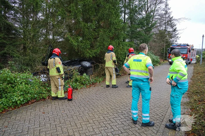 Auto raakt van de weg voor spoedeisende hulp