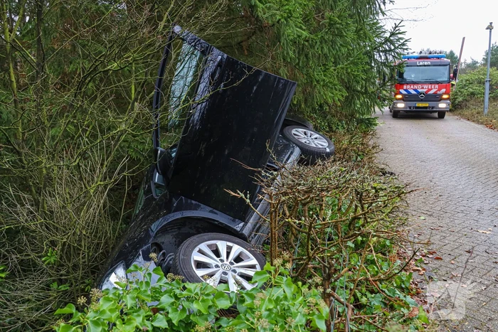 Auto raakt van de weg voor spoedeisende hulp
