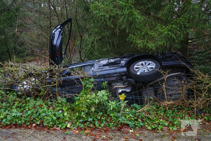 Auto raakt van de weg voor spoedeisende hulp