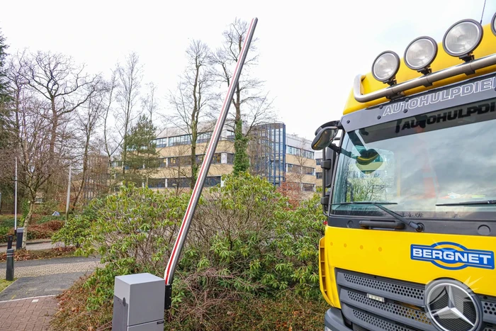 Auto raakt van de weg voor spoedeisende hulp