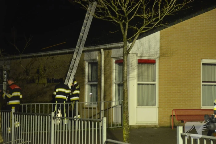 Mogelijk brand op dak van school
