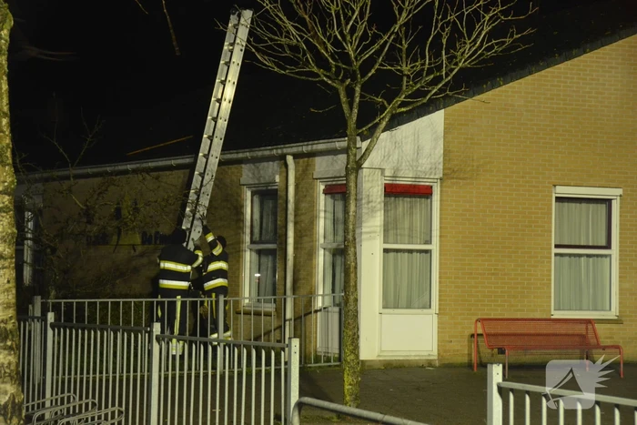 Mogelijk brand op dak van school
