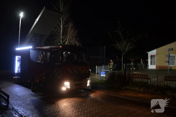 Mogelijk brand op dak van school