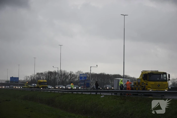 Auto met aanhanger geschaard op snelweg