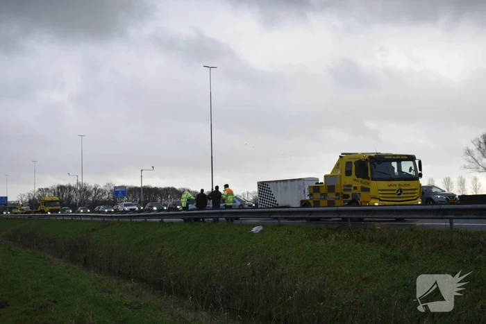 Auto met aanhanger geschaard op snelweg