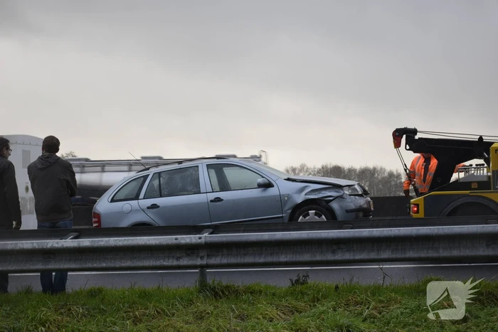 Auto met aanhanger geschaard op snelweg