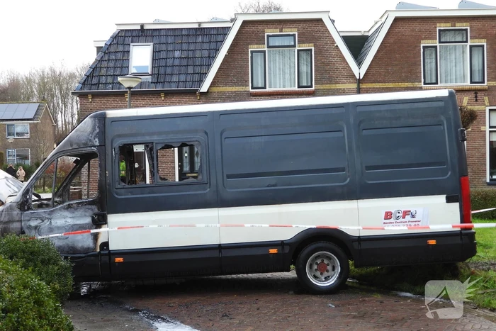 Bestelbus zwaar beschadigd door brand, vermoedelijk brandstichting