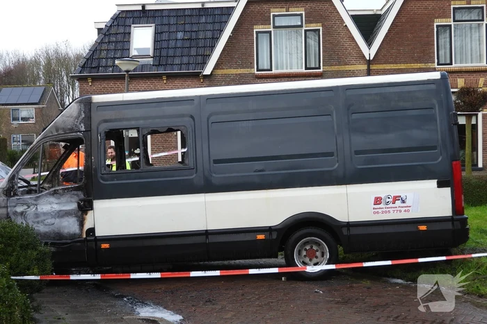 Bestelbus zwaar beschadigd door brand, vermoedelijk brandstichting