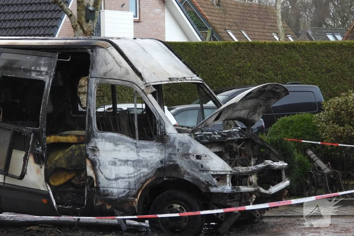 Bestelbus zwaar beschadigd door brand, vermoedelijk brandstichting