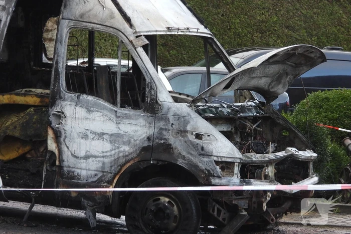 Bestelbus zwaar beschadigd door brand, vermoedelijk brandstichting